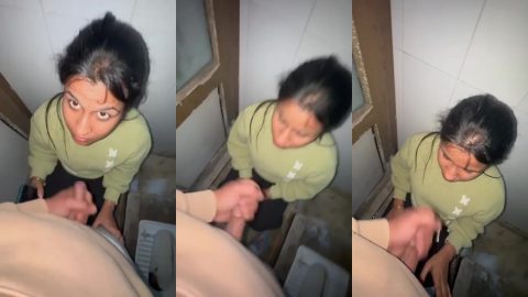 Delhi young couple in public toilet having deep blowjob