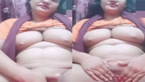 MILF in glasses fingering her horny pussy in nude call