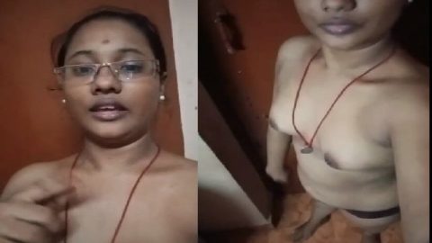 Bhabhi saying love you and showing nude body