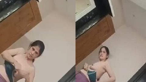 Mature mom boobs show caught by incest son viral clip