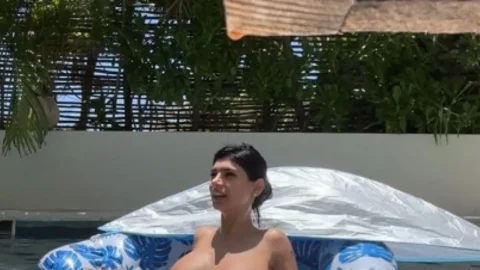 Arab Queen Mia Khalifa Topless In Beach Shows Her Big Boobs